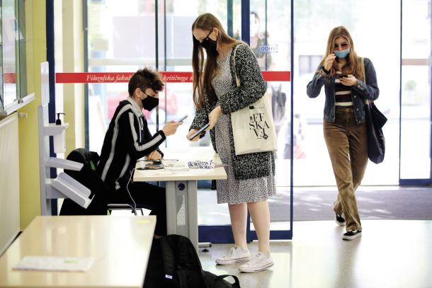 Preverjanje covid potrdil na ljubljanski filozofski fakulteti 