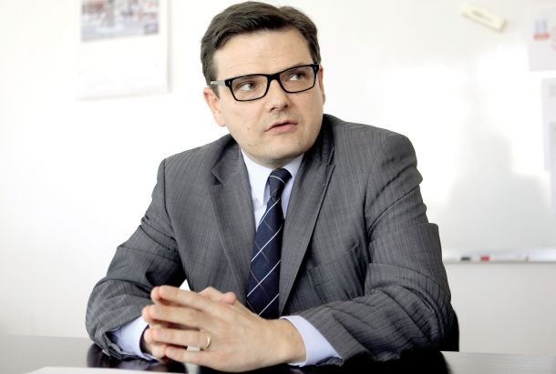 Marjan Divjak je kot predsednik nadzornega sveta SID banke režiral umazano igro. Ta teden, potem ko je bila odigrana, ga je Pahor predlagal za viceguvernerja.