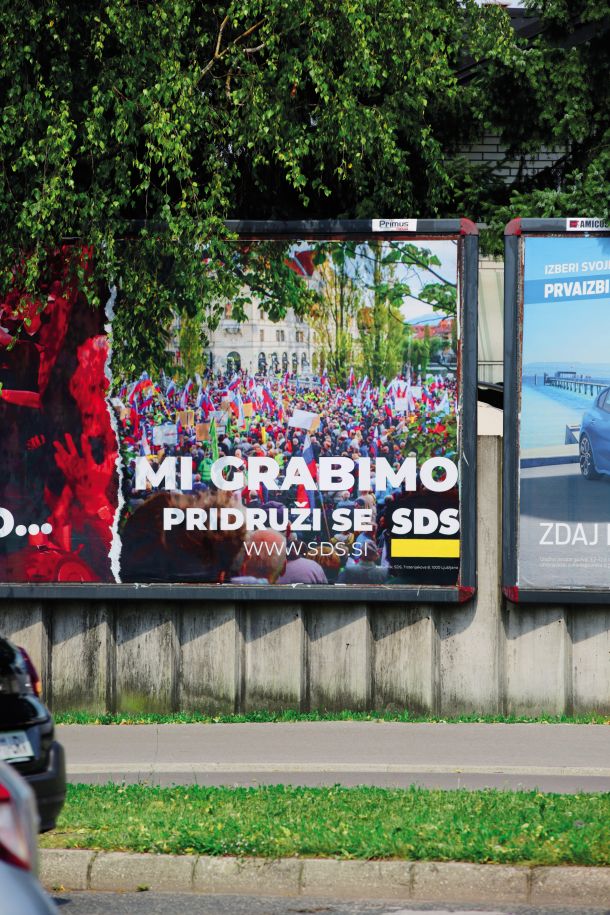 V SDS že dve leti politično kadrujejo po gospodarstvu. A v SID banki so se stari kadri SDS ujeli v past. Postopke so tako grobo kršili, da lahko odgovorne doletijo tudi civilne in kazenske tožbe. (Na fotografiji protestna intervencija na plakatu za stranko SDS)