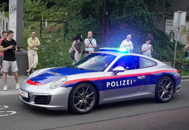 Bomo na slovenskih avtocestah videli policijskega lamborghinija ali porscheja?
