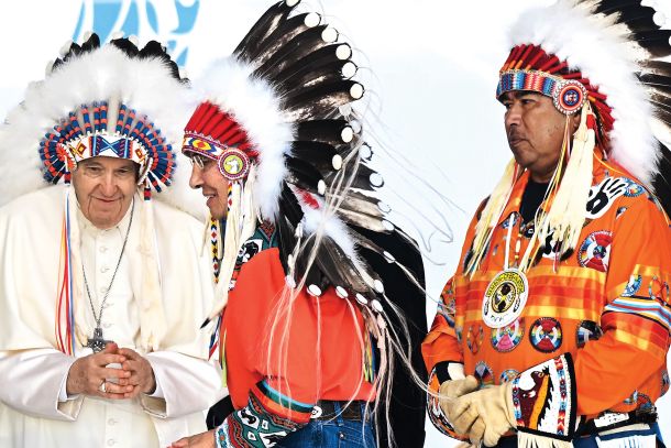 Papež Frančišek z »indijansko perjanico«, 25. julija v kanadski Alberti 