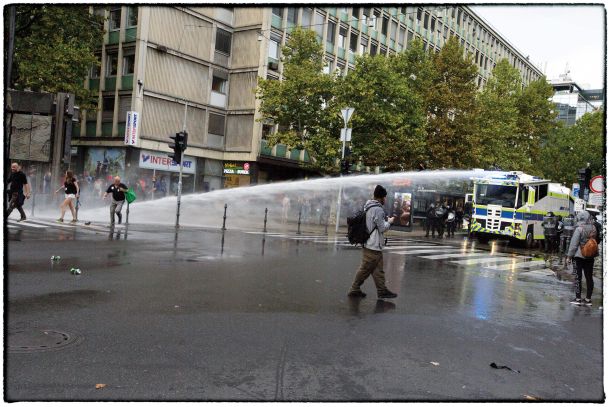 Nepravilna uporaba vodnega topa – curek je usmerjen v nič hudega sluteče protestnike