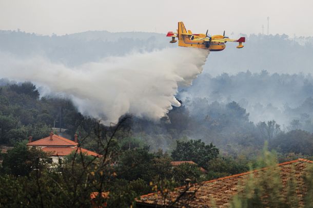 Hrvaški kanader med gašenjem požara na Renškem vrhu. Na Hrvaškem imajo 16 gasilskih letal, od tega šest kanaderjev, vrednih 30 milijonov dolarjev.