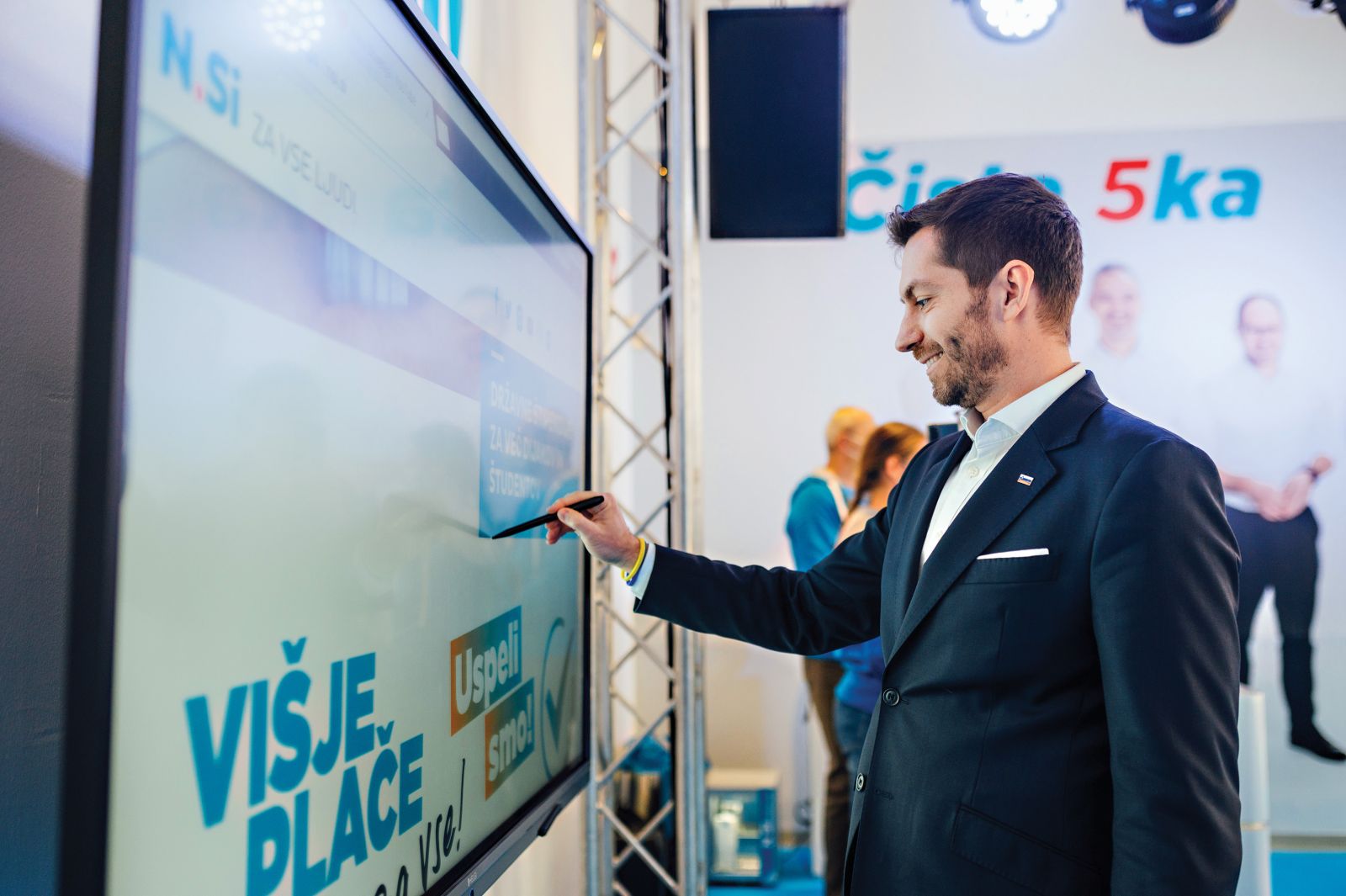 Poleg stranke SDS je bila pred volitvami najglasnejša zagovornica davčne reforme stranka NSi. Zbirali so podpise za referendum, njihovi ministri, na fotografiji nekdanji minister za digitalizacijo Mark Boris Andrijanič, pa so zagovarjali idejo o domnevno višjih plačah za vse. Tista reforma je največ prinesla najbogatejšim.