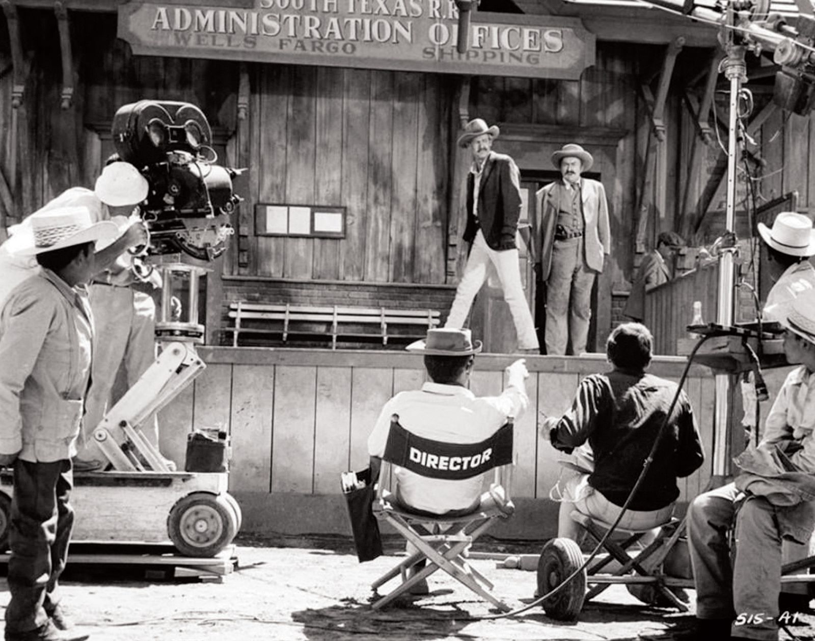 Režiser Sam Peckinpah (na režiserskem stolu) usmerja igralce med snemanjem filma Divja banda (1969)