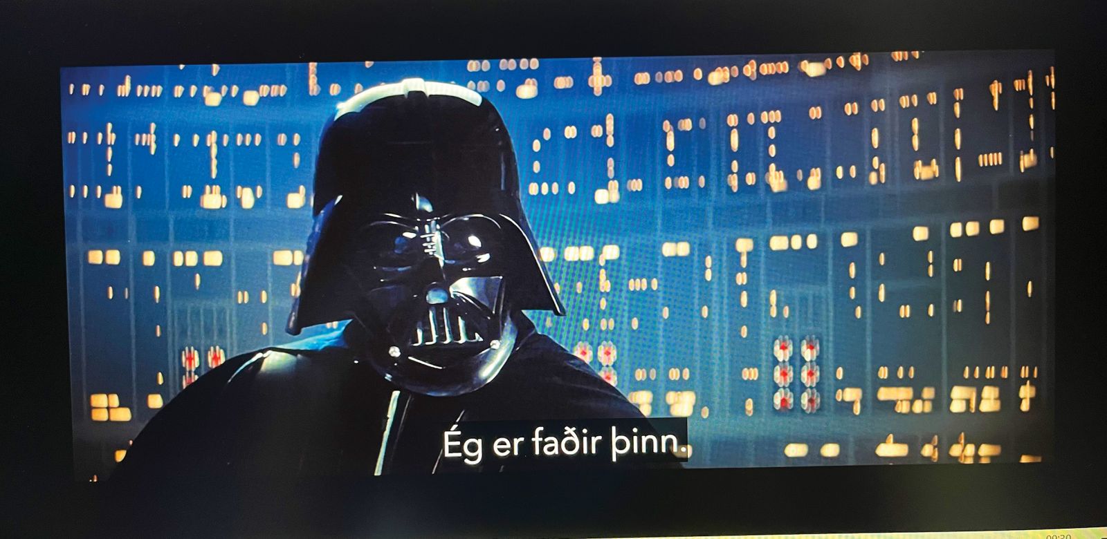 »Jaz sem tvoj oče.« – Ikonični prizor iz sage Vojna zvezd, ki je na Disney+ podprt z islandskimi podnapisi. Islandska vlada je s pritožbo dosegla, da je platforma Disney+ islandskim uporabnikom zagotovila podnapise v maternem jeziku.