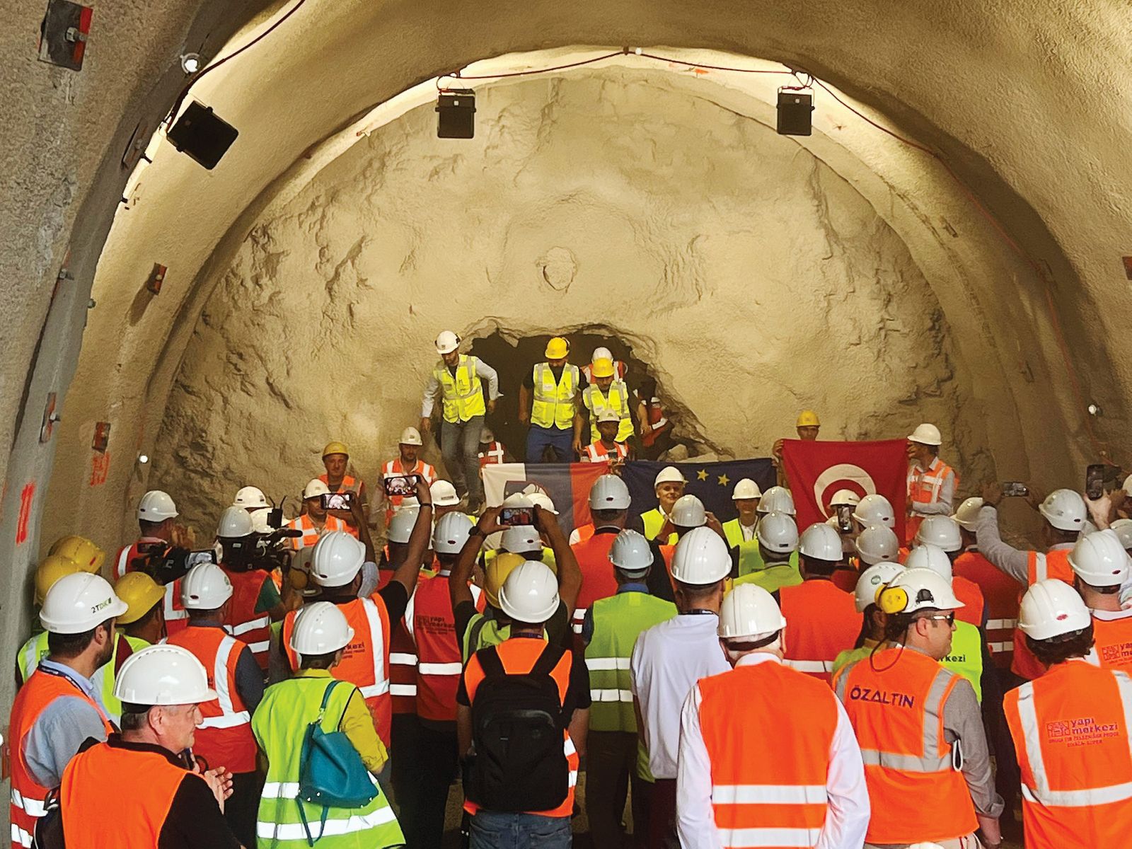 Slovenska, evropska in turška zastava na slovesnosti ob preboju prvega predora Mlinarji na trasi drugega tira Divača -Koper