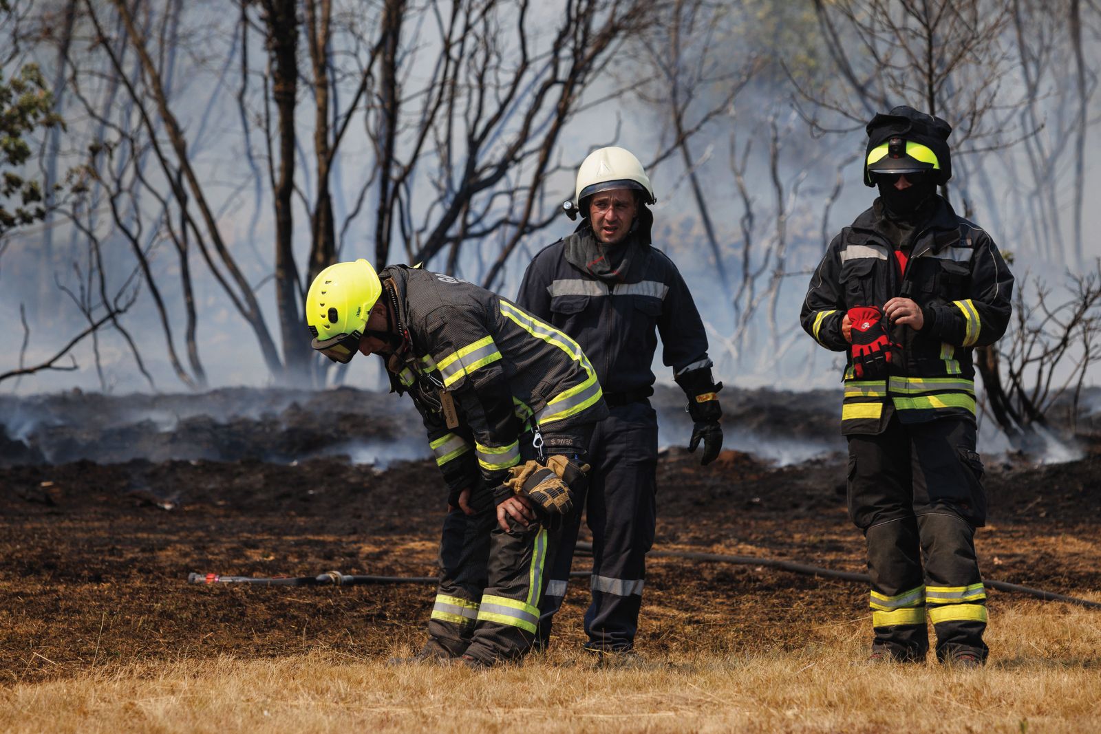 Izmučeni gasilci PGD Ruše po uspešnem boju z ognjem v bližini vasi Novelo, 22. 7. 2022