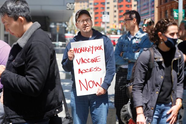 Protestniki v San Franciscu zahtevajo cepljenje.