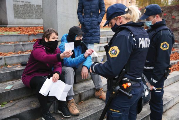 Koliko kazni je bilo v času epidemije izrečenih na pravno ustrezen način? (fotografija je simbolična