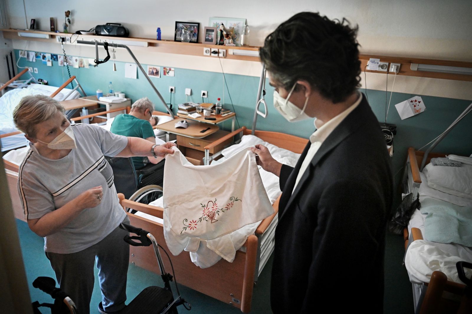 Luka Mesec, minister za delo, družino, socialne zadeve in enake možnosti ob obisku doma za starejše občane v Črnomlju | Uroš Abram