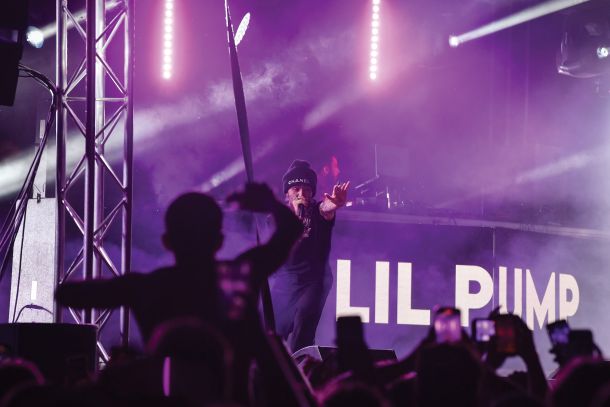 Lil Pump je s tem, da je na masivnem ozvočenju festivala Offline vrtel kar studijske posnetke svojih uspešnic, občinstvu v resnici naredil uslugo: če bi se zanašal le na lastne pevske veščine, bi bil nastop verjetno porazen. 