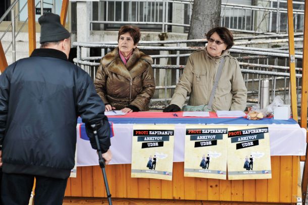 Enaka razprava o združevanju referenduma z volitvami, z bolj ali manj enakimi akterji, se je odvijala že leta 2014, ko je SDS sprožila brezvezen referendum o arhivih. 