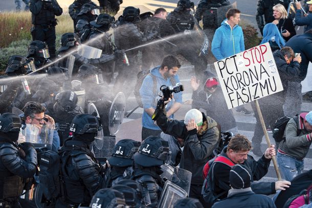 Nepotrebno nasilje policije na lanskem protestu proti vladnim ukrepom za preprečevanje širjenja epidemije 