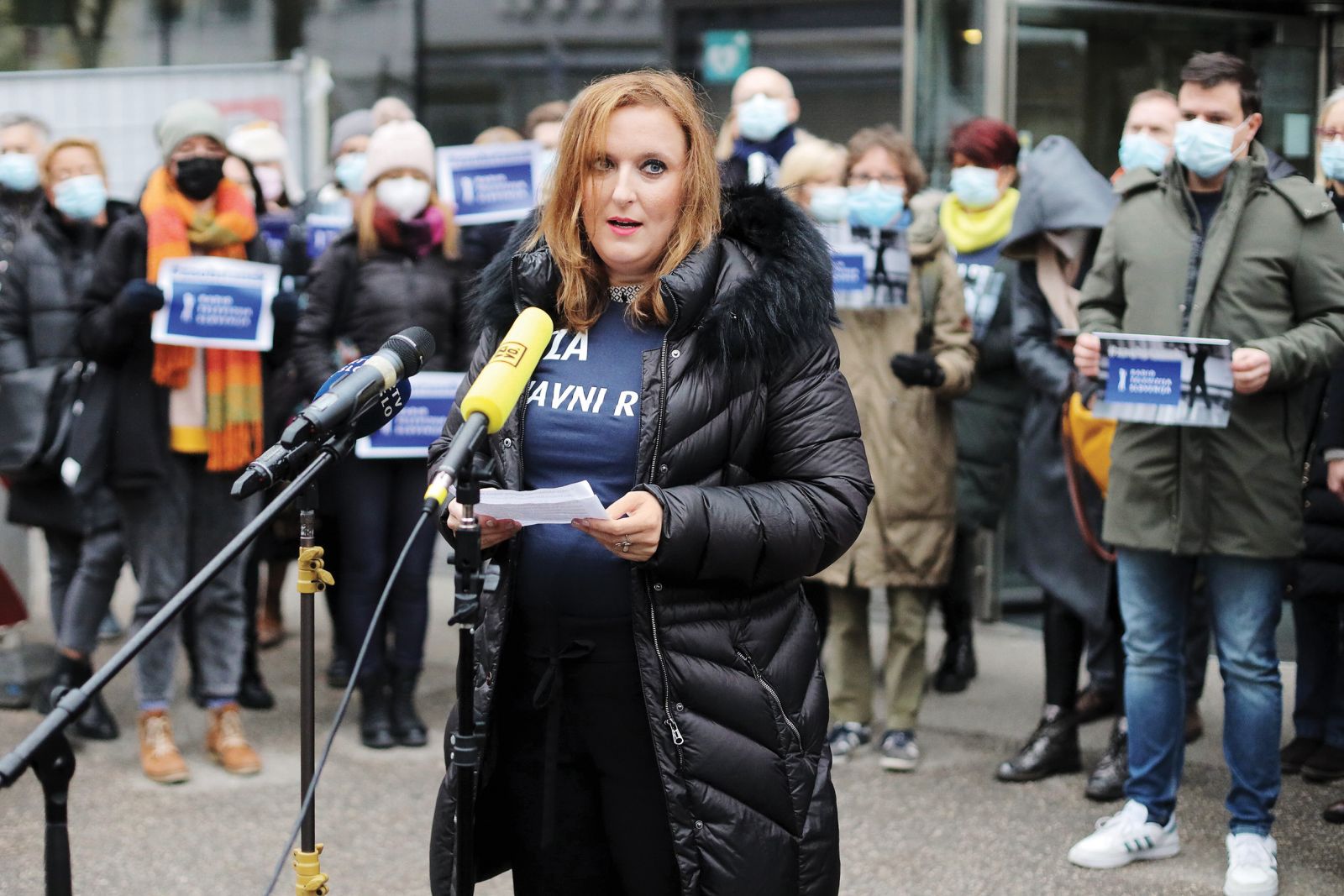 Petra Bezjak Cirman, predsednica sveta delavcev RTVS, na protestu pred RTV, 25. novemeber 2021. Sedaj je postala vodja vladnega urada za komuniciranje.