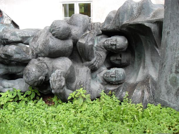 Eden od spomenikov iz časa Sovjetske zveze na gradu Maarjamäe v Talinu