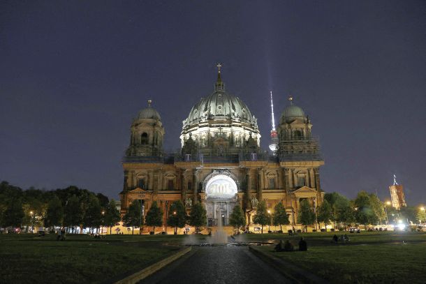 Le delno razsvetljena stavba berlinske katedrale / 