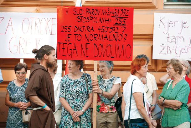 V času, ko je ustavno sodišče še odločalo, kaj storiti glede zakonske zveze istospolnih partnerjev in skupnih posvojitev, je Aleš Primc nekajkrat sklical svoje podpornike, da so protestirali pred stavbo ustavnega sodišča. /