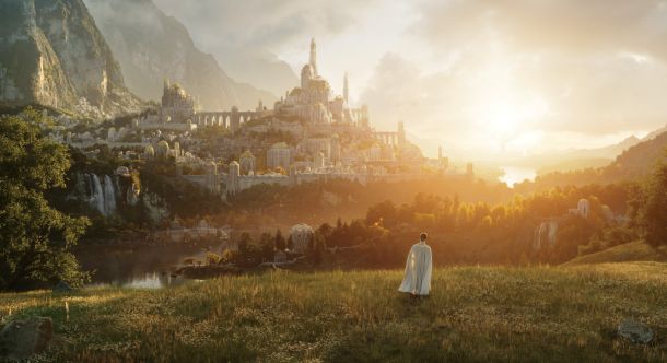 V novi nadaljevanki Prstani moči bomo spoznali predzgodbo, ki se dogaja več tisoč let pred dogodki v Gospodarju prstanov. Zgodba pravzaprav sploh ni adaptacija Tolkienovih izjemnih zgodb, temveč je zgolj osnovana na motivih in nekaterih likih iz Srednjega sveta.