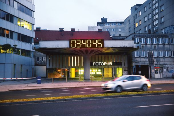 Dušan Smodej vodi ljubljansko galerijo »Fotopub«, ki je nastanjena v nekdanjem bencinskem servisu. Na fotografiji velika digitalna ura, ki je lani odštevala čas do začetka policijske ure. 