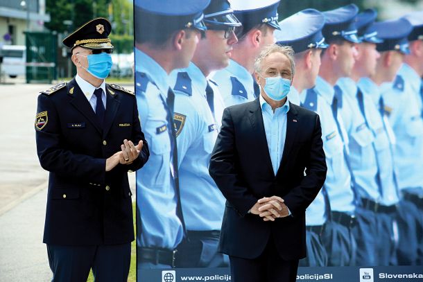 Notranji minister Aleš Hojs in generalni direktor policije Anton Olaj, ki ga je Hojs na to mesto imenoval neposredno iz svojega kabineta, kjer je bil državni sekretar. 