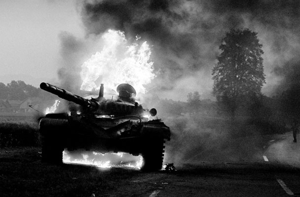 Goreči tank Jugoslovanske ljudske armade (JLA) v kraju Moste pri Komendi