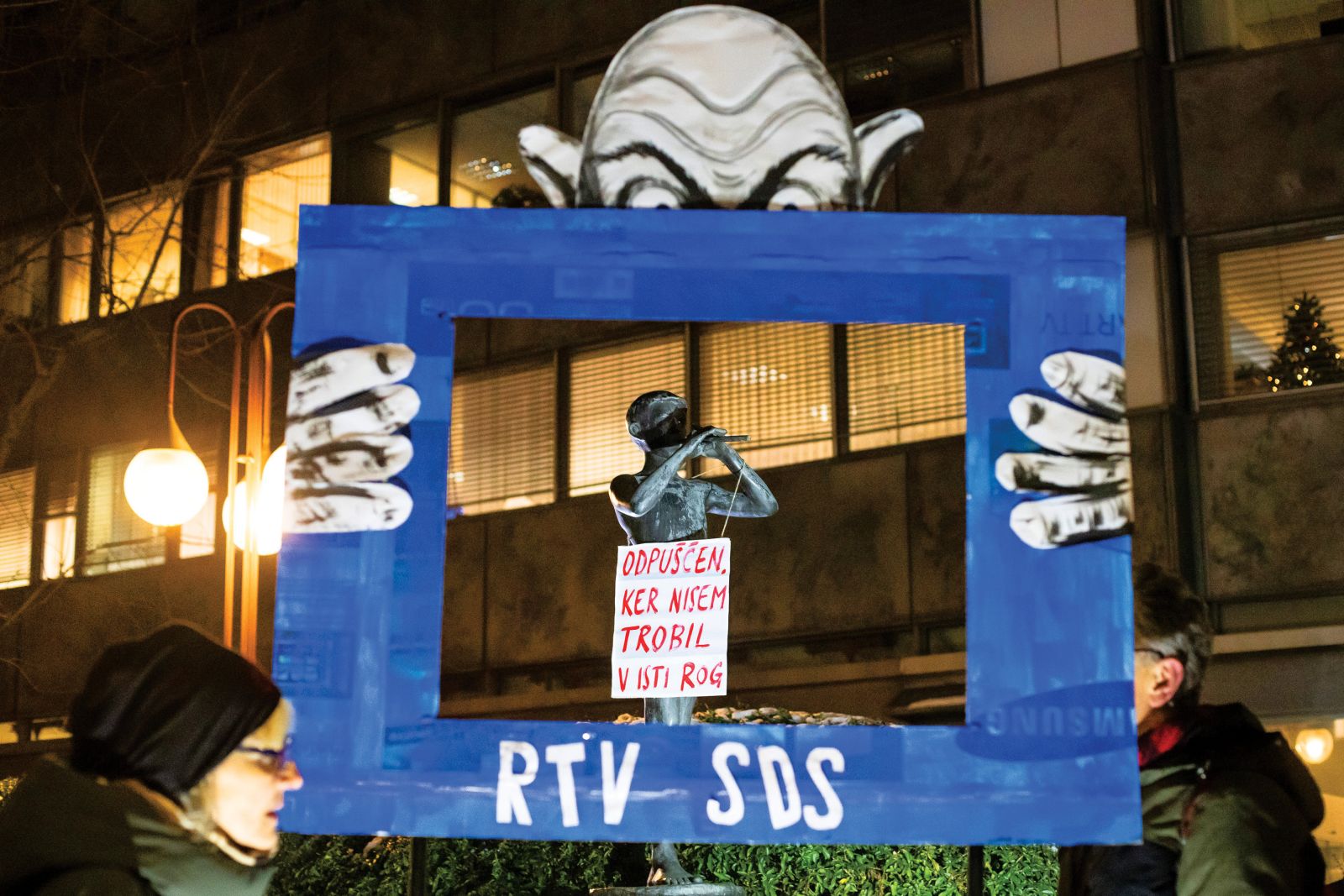 Po zanesljivih informacijah je v zadnji meritvi gledanosti TV Slovenija zabeležila osupljiv padec, ki mu ni para v vsej zgodovini televizije – v različnih dnevnih obdobjih so njene vsebine pritegnile med 15 in 20 odstotkov manj gledalcev kot doslej.