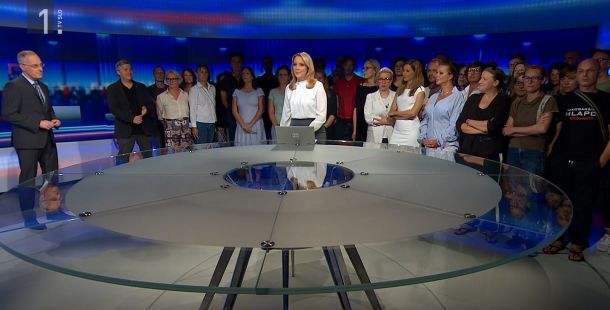 Zbrani ustvarjalci vsebin RTV Slovenija v studiu TV Dnevnika