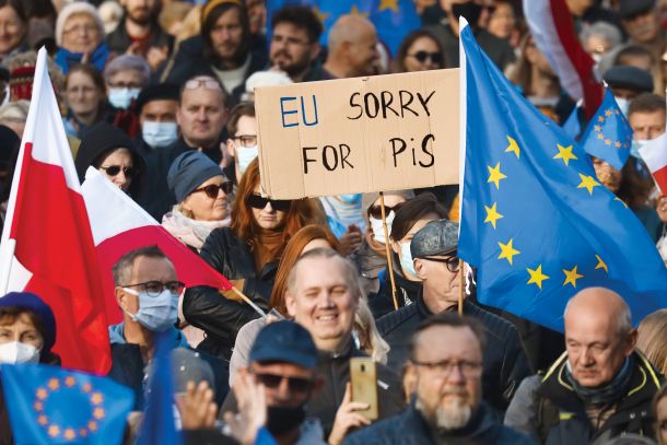 Protesti proevropskih Poljakov proti potezam vlade in stranke Zakon in pravičnost, ki jo vod