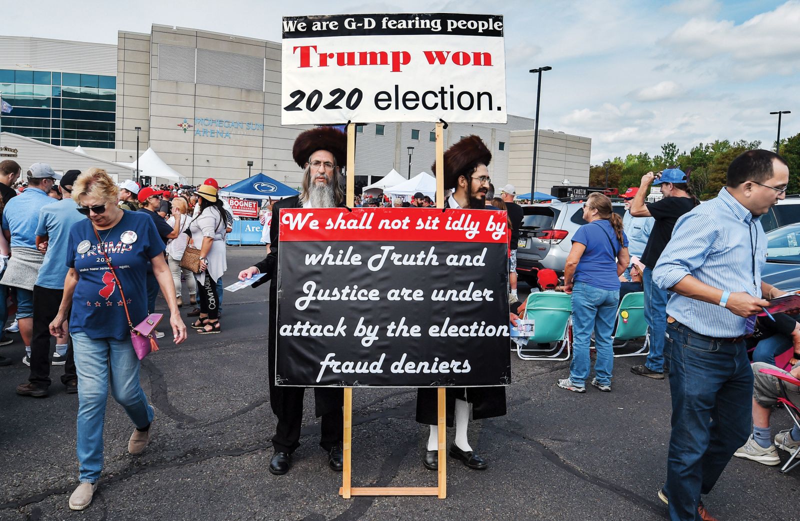 Ortodoksna Juda, ki verjameta, da je bil Trumpov poraz na volitvah leta 2020 prevara. Pred Trumpovim shodom v Wilkes-Barru v Pensilvaniji 