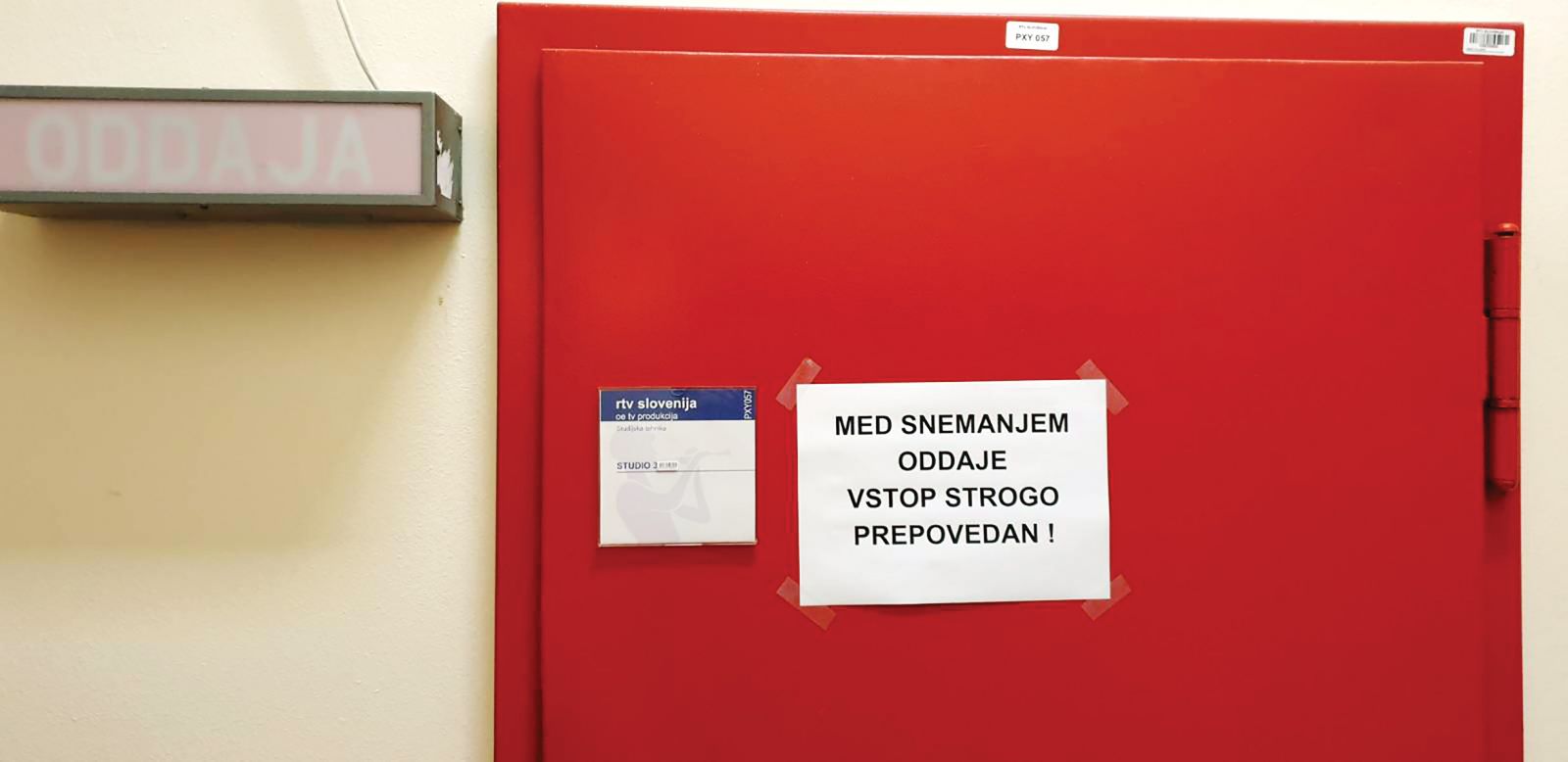 Napis na vratih studia TV Dnevnik, ki prepoveduje podobne protestne akcije. Vodstvo TV Slovenija naj bi okrepilo tudi varovanje, da se podobni »incidenti« ne bi ponovili. 