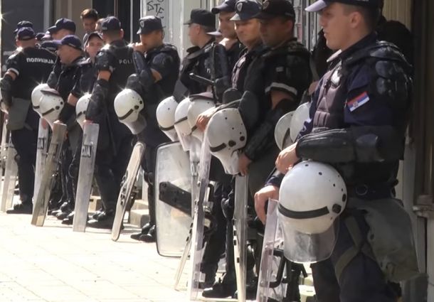 VIDEO: V Beogradu protesti proti paradi ponosa | MLADINA.si