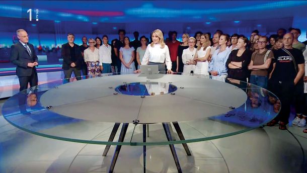 »Ne bojimo se. Tukaj smo« - simboličen protest novinarjev  in drugih delavcev na RTV Slovenija v ponedeljek ob  koncu TV Dnevnika.