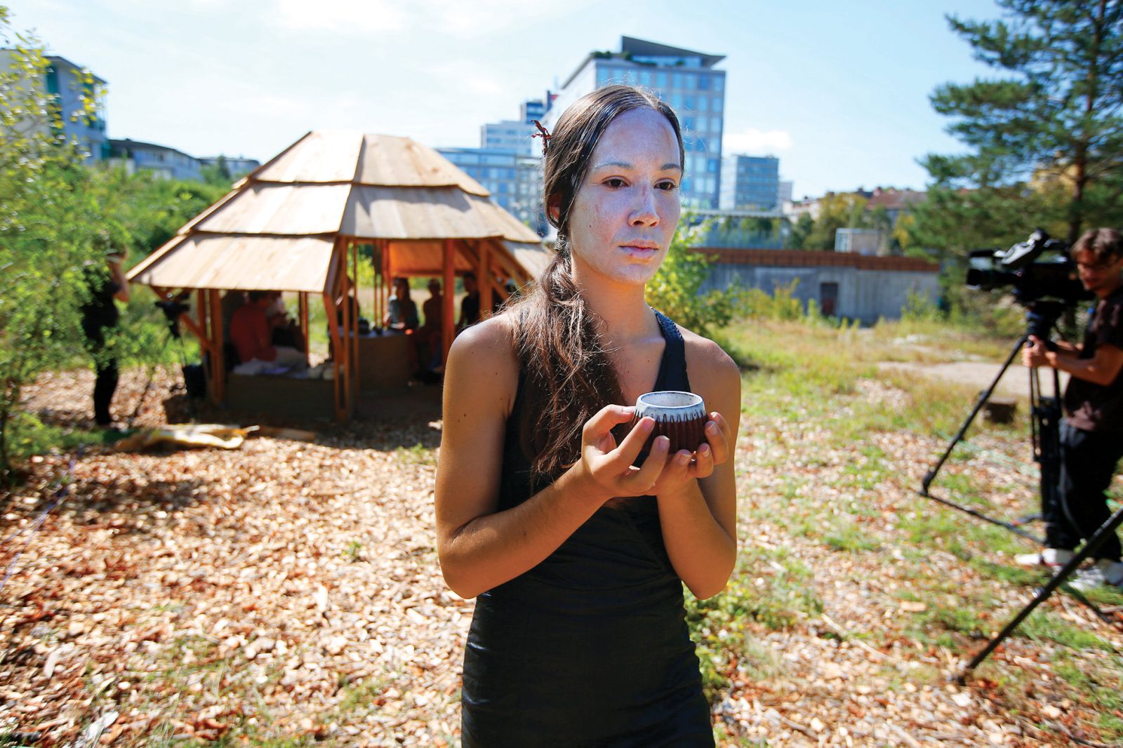 Obred pitja čaja, pred posvetom o naravni gradnji Prepovedane vernakularnosti; Krater, gradbena jama Bežigrajski krater, LJ | Borut Krajnc