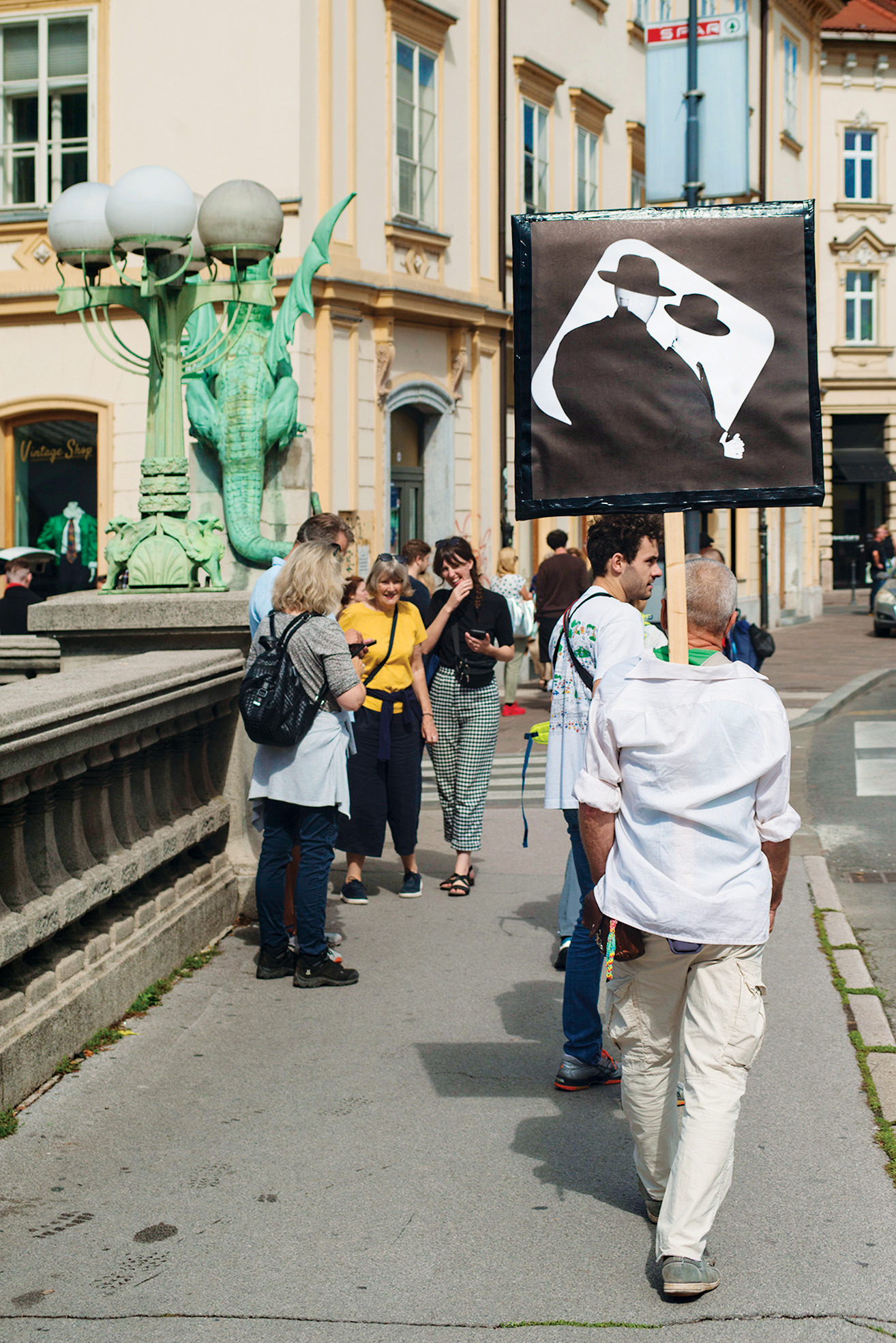 Sprehajalci slik; sprehod slik v javnem prostoru, LJ | DK
