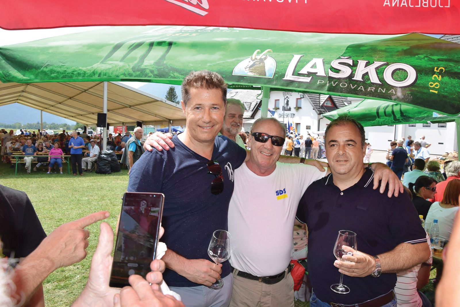 Franc Breznik (SDS) je vozil pijan, pokesal se je, odstopil s položaja državnega sekretarja in za kazen postal poslanec. Zdaj podpira zakon o obveznem testiranju (na fotografiji s poslanskim kolegom Danijelom Krivcem)