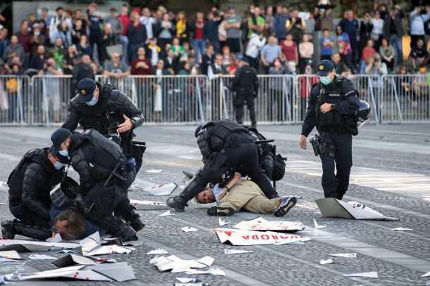 Nasilno posredovanje policije zoper nenasilnega protestnika Jašo Jenulla, poletje 2020, Ljubljana. Jenull sicer še danes s strani policije tedensko dobiva kazni za protestiranje v času prejšnje vlade. 