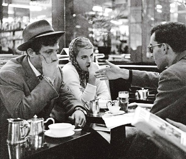 Igralca Jean-Paul Belmondo in Jean Seberg ter režiser Jean-Luc Godard med snemanjem revolucionarnega filma Do zadnjega diha