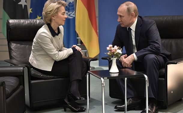 Ursula von der Leyen in Vladimir Putin na mednarodni konferenci v Libiji leta 2020