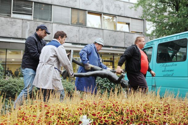 Prerokba: umetniški projekt Moderne galerije Ljubljana, The Institute for Art in Public Space Styria in projektne skupine IRWIN iz leta 2009 z delovnim naslovom Zamenjava spomenikov. Začasno so zamenjali dva bronasta spomenika, medijska simbola: Pastirčka (Dečka s piščalko) Zdenka Kalina (1943), ki stoji ob vhodu v stavbo TV Slovenija, in štajersko Styrio (1891), ki jo je izdelal Hans Brandstetter in je postavljena v mestnem parku v Gradcu.