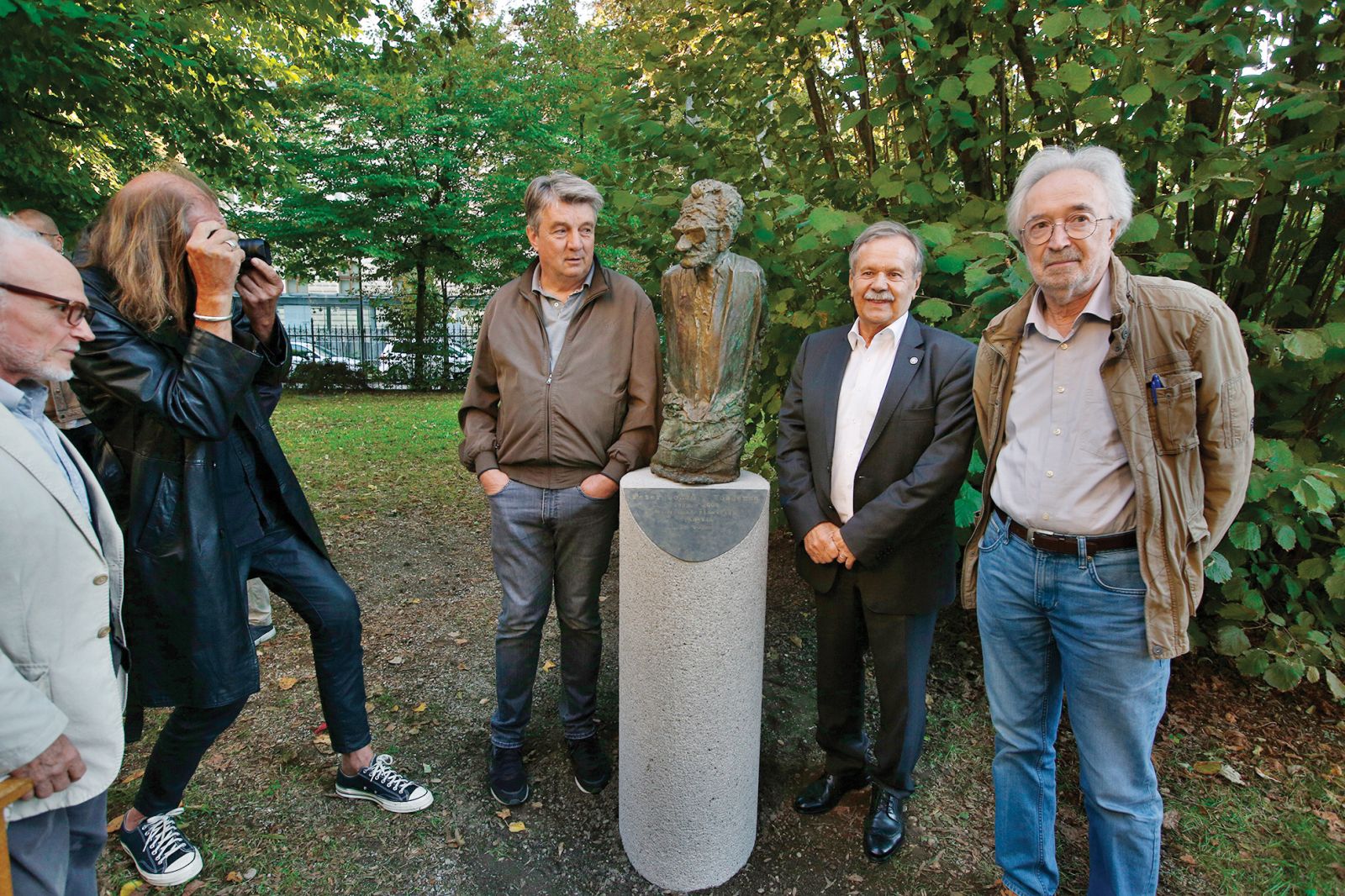 Odkritje doprsnega kipa Petra Božiča; Jožef Školč, Stanislav Pejovnik, Darko Štrajn, vrt DSP, LJ | Borut Krajnc