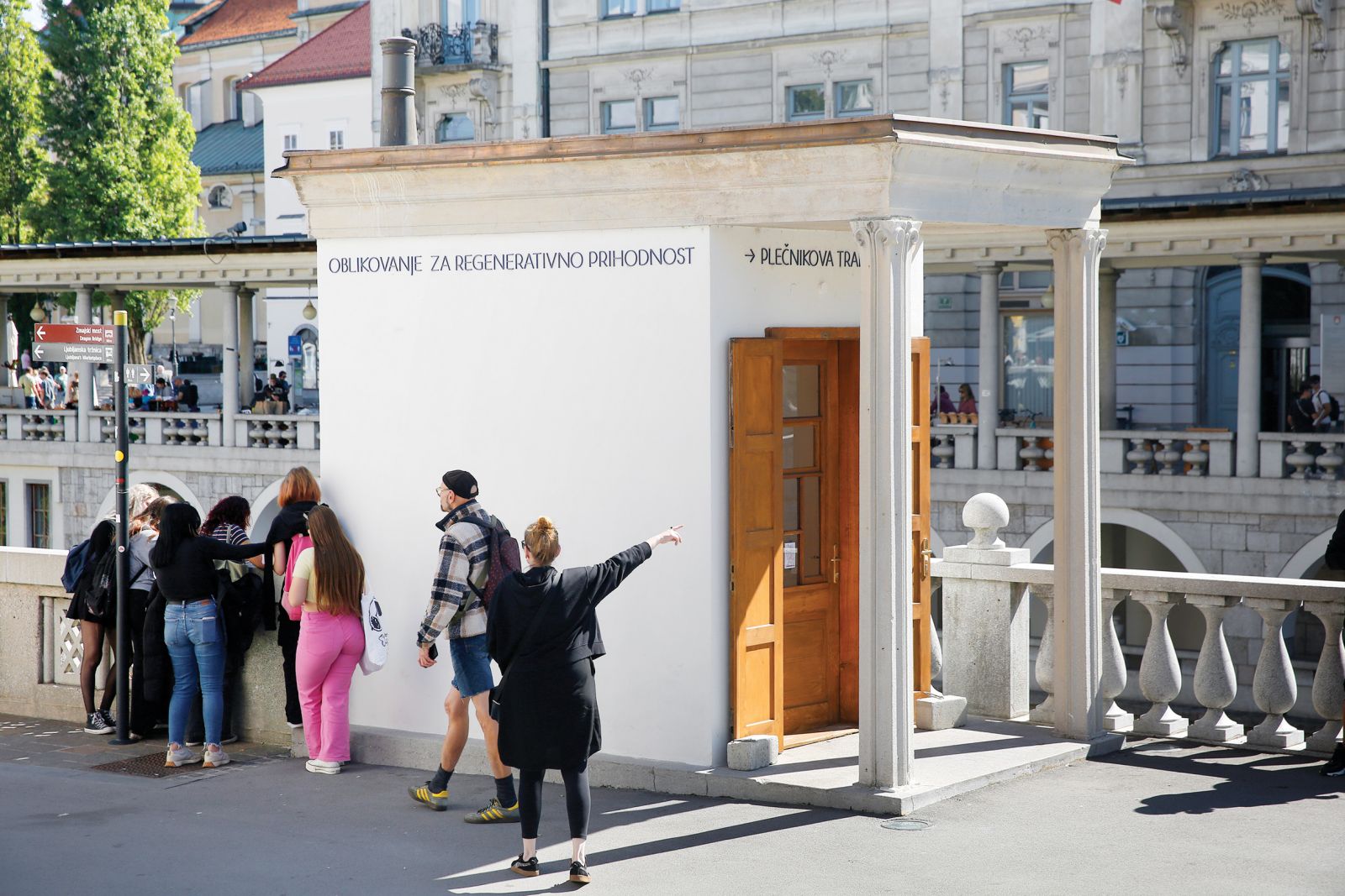 Plečnikova Stavba, ki je bila nekoč trafika, družaben prostor, zdaj to ni, je prej izložba (s programom) /