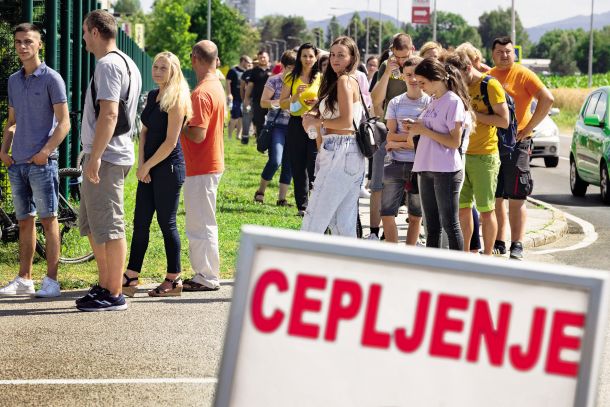 Vrsta za cepljenje pred enim letom v Kranju, ko brez potrdila o cepljenju nisi mogel potovati na Hrvaško ali kam drugam. 