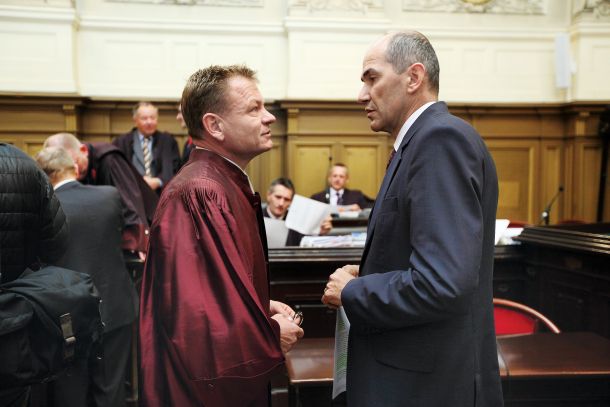 Janez Janša in njegov zagovornik Franci Matoz na sojenju v orožarskem poslu Patria. Pravnomočno sodbo je razveljavilo ustavno sodišče in jo vrnilo v ponovno sojenje, a je zadeva zastarala preden se je sojenje lahko začelo.