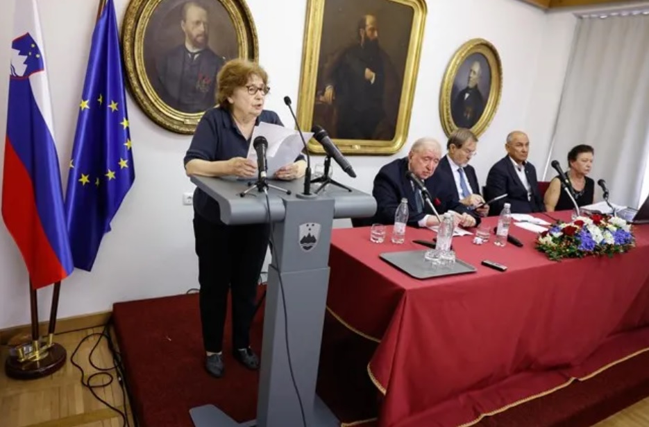 Spomenka Hribar je kritiko Janeza Janše podala v njegovi navzočnosti