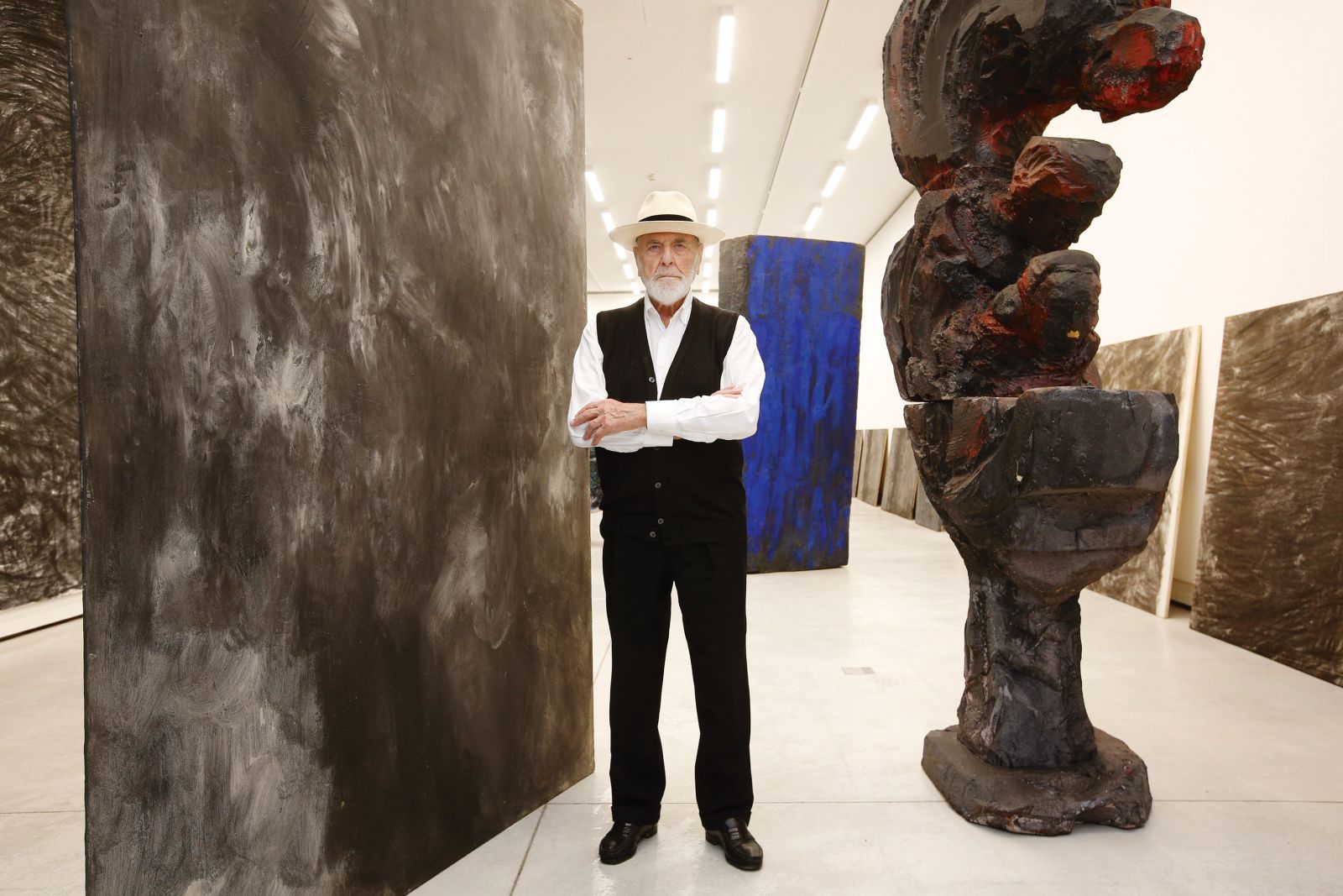 Devetinosemdesetletni svetovno priznani umetnik Michelangelo Pistoletto na svoji veliki razstavi v ljubljanski Cukrarni, ki posebno pozornost namenja umetninam iz njegovega »temnega« obdobja.