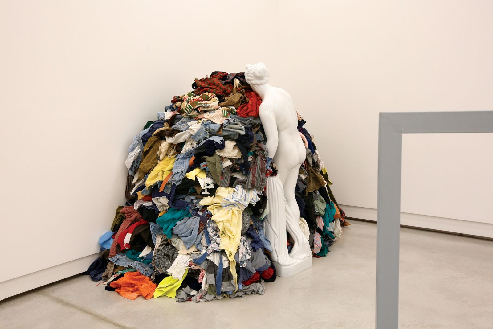 Pistolettova instalacija Venera cunj, sestavljena iz kipa gole boginje Venere in kupa cunj, velja za eno ključnih umetnin gibanja arte povera.