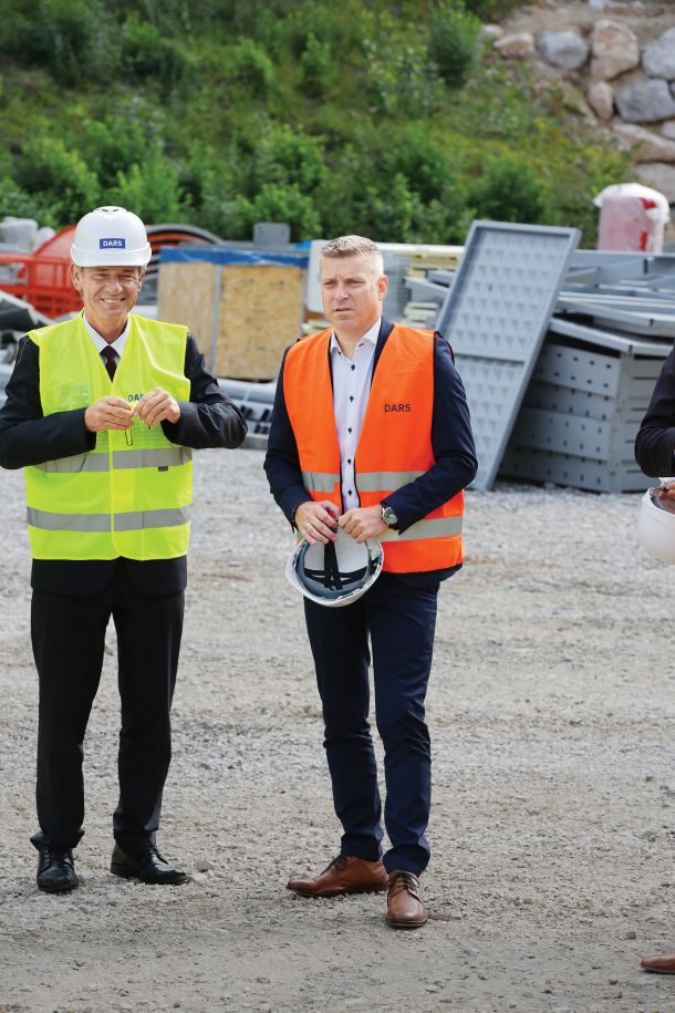 Valentin Hajdinjak je izredno dober politik z več kot 20-letnimi izkušnjami. Sedaj oblikuje kadrovsko politiko Darsa, ki postaja podaljšek njegove politične stranke.