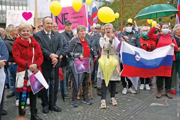 Branko Grims, zgleden družinski človek iz SDS, v prvi vrsti shoda za zaščito otrok in družin v Ljubljani 