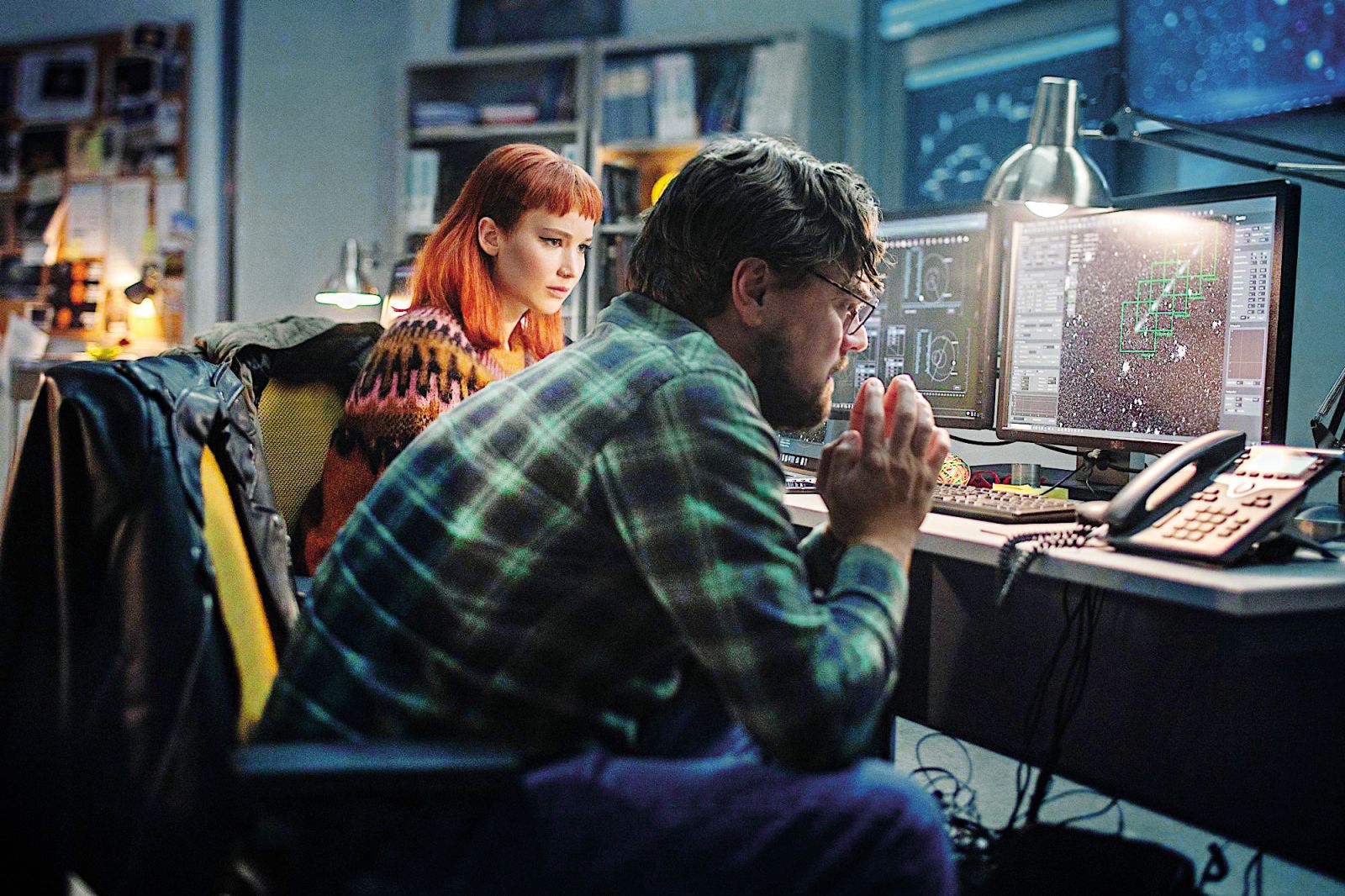 Obstaja rek, da je realnost pogosto bolj neverjetna od fikcije. In o filmu Don’t look up bi lahko rekli, da izjemno nazorno pokaže natanko to. (Leonardo DiCaprio in Jennifer Lawrence)